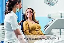 Für die Mundgesundheit der Mutter und des werdenden Kindes ist ein Zahnarztbesuch in jedem Schwangerschaftstrimester ideal. Im zweiten Trimester kann, falls notwendig, eine Behandlung der Schwangeren erfolgen.