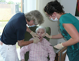 Abb. 7: Untersuchung einer 90-jährigen Patientin im Pflegeheim.