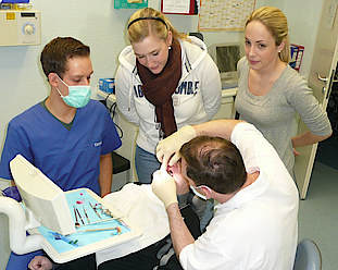 Abb. 9: Studentenkurs in der Zahnklinik Witten/Herdecke. Behandlung eines Patienten mit geistiger Behinderung im Wachzustand.